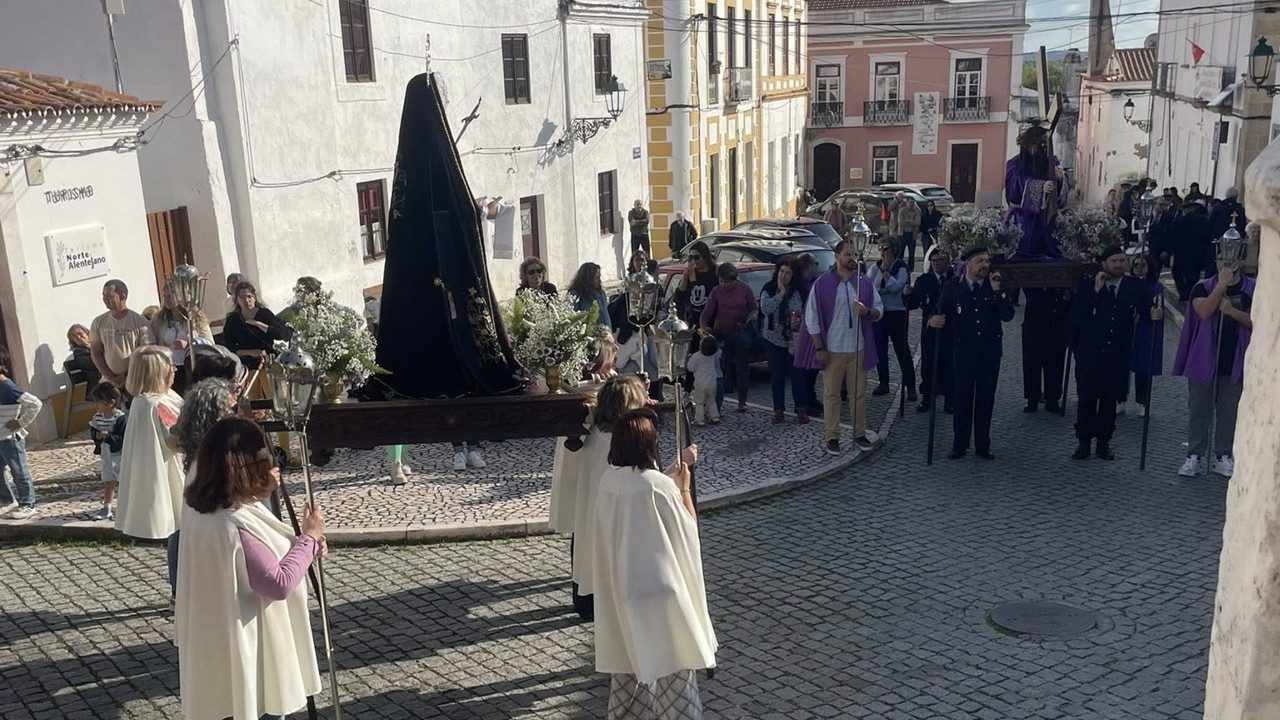 Procissão Senhor dos Passos passou pelas várias ruas